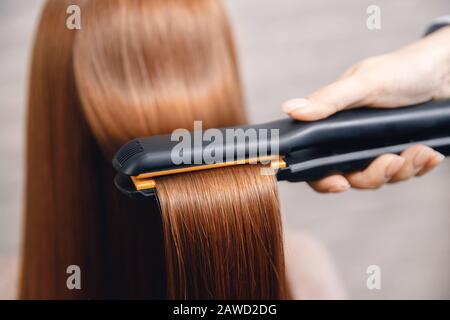 KERATIN-Erholungshaar- und Protein-Behandlungshaufen mit professionellem Ultraschall-Eisenwerkzeug. Konzept geradlint. Stockfoto