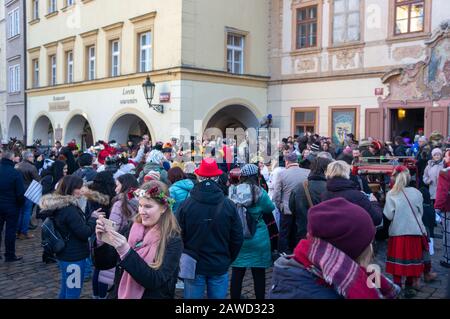 Prag, MALA STRANA, TSCHECHIEN - 8. FEBRUAR 2020: Malostransky Masopust oder Mardi Gras vom Prager Karneval. Verkleiden Sie die traditionelle jährliche Veranstaltung Stockfoto