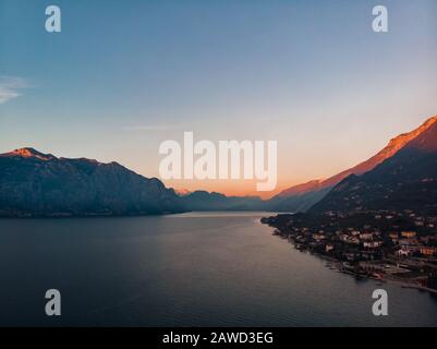 Lago Garda - Blick auf das Dorf Malcesine. Alte Burg auf dem Felsen Italien. Sonnenuntergang mit Luftbild Stockfoto