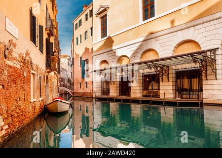 Straße am Grand Canal, Venedig. Klassisches Stadtbild in Italien, blaues Wasser, Boot, Sonnenlicht Stockfoto