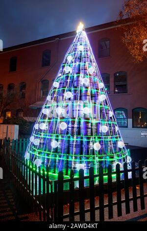 WA17397-00...WASHINGTON - Weihnachtsdekoration aus Bierfässern in der Pyramid Brewing Company in Seattle. Stockfoto