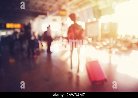 Unscharfer Hintergrund, Flughafenleute sind Touristen, die auf die Landung auf dem Flug von Flugzeugen warten. Stockfoto