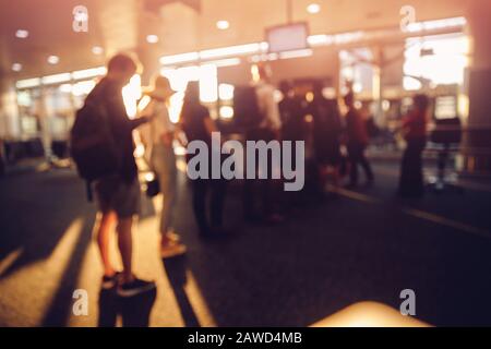 Unscharfer Hintergrund, Flughafenleute sind Touristen, die auf die Landung auf dem Flug von Flugzeugen warten. Stockfoto