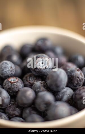 Makroschuss von Blaubeeren mit geringer Schärfentiefe Stockfoto