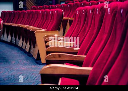 Rote Stühle im leeren Kino Stockfoto