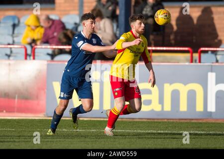 Dens Park, Dundee, Großbritannien. Februar 2020. Scottish Championship Football, Dundee versus Partick Thistle; Jamie Barjonas von Partick Thistle und Shaun Byrne von Dundee Credit: Action Plus Sports/Alamy Live News Stockfoto