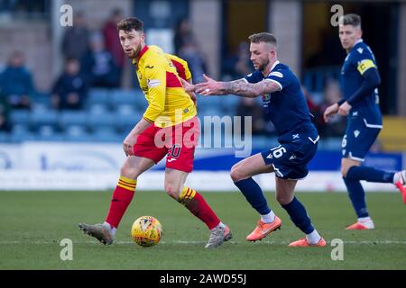 Dens Park, Dundee, Großbritannien. Februar 2020. Scottish Championship Football, Dundee gegen Partick Thistle; Jamie Barjonas von Partick Thistle und Christie Elliott von Dundee Credit: Action Plus Sports/Alamy Live News Stockfoto