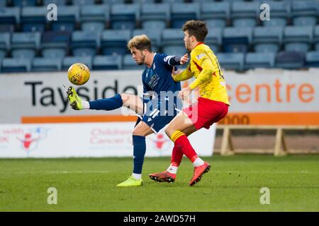 Dens Park, Dundee, Großbritannien. Februar 2020. Scottish Championship Football, Dundee versus Partick Thistle; Declan McDaid von Dundee und Dario Zanatta von Partick Thistle Credit: Action Plus Sports/Alamy Live News Stockfoto