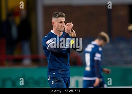 Dens Park, Dundee, Großbritannien. Februar 2020. Scottish Championship Football, Dundee gegen Partick Thistle; Josh Meekings von Dundee lobt die Fans am Ende des Spiels Credit: Action Plus Sports/Alamy Live News Stockfoto