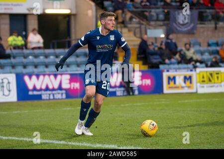 Dens Park, Dundee, Großbritannien. Februar 2020. Scottish Championship Football, Dundee versus Partick Thistle; Ross Callachan von Dundee sucht nach einem Passing Outlet Credit: Action Plus Sports/Alamy Live News Stockfoto