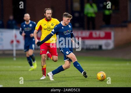 Dens Park, Dundee, Großbritannien. Februar 2020. Scottish Championship Football, Dundee versus Partick Thistle; Ross Callachan von Dundee und Stuart Bannigan von Partick Thistle Credit: Action Plus Sports/Alamy Live News Stockfoto