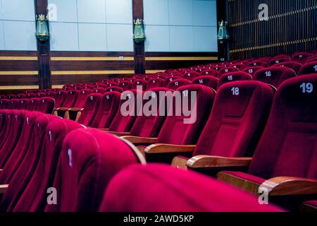 Rote Stühle im leeren Kino Stockfoto