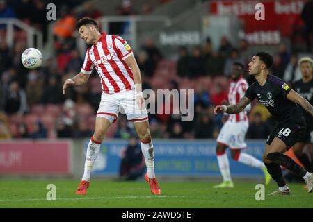 Stoke On Trent, Großbritannien. Februar 2020. Stoke City Verteidiger Danny Batth (6) steht während des EFL Sky Bet Championship Matches zwischen Stoke City und Charlton Athletic im BET365 Stadium, Stoke-on-Trent, England am 8. Februar 2020 klar auf dem Kopf. Foto von Jurek Biegus. Nur redaktionelle Nutzung, Lizenz für kommerzielle Nutzung erforderlich. Keine Verwendung bei Wetten, Spielen oder einer einzelnen Club-/Liga-/Spielerpublikationen. Kredit: UK Sports Pics Ltd/Alamy Live News Stockfoto