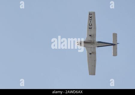 Flugzeug, Piper PA-28-161 Warrior III, der über den Flugplatz von Castellon de la Plana (Spanien) flog. Kleines Flugzeug für Flugtraining und Lufttaxi. Stockfoto