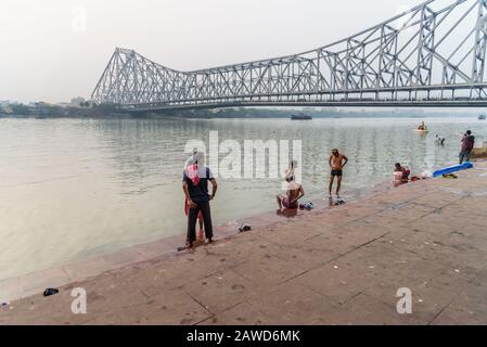 Indische Menschen baden abends im Fluss Hooghly oder Ganga in Mallick Ghat. Kolkata. Indien Stockfoto
