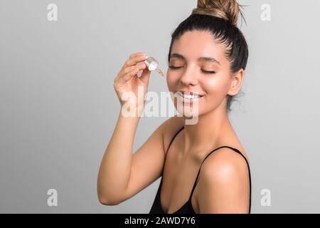 Natürliche Schönheit. Nahaufnahme Frau mit sauberer Haut, die mit Gesichts- und Körperöl genießt Stockfoto