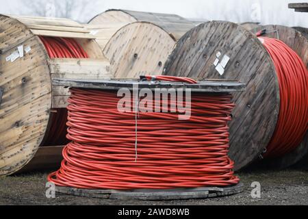 Holz-Kabelrollen im Freien an einem kalten regnerischen Tag. Stockfoto