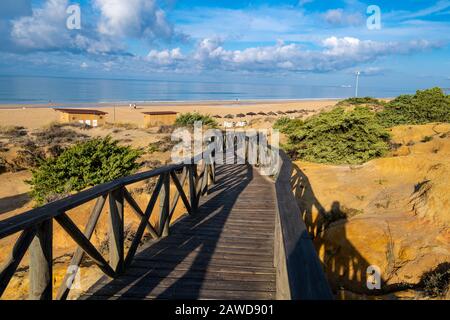 Steg zum Strand, Playa Barrosa, Chiclana de la Frontera, Andalusien, Costa de la Luz, Spanien Stockfoto