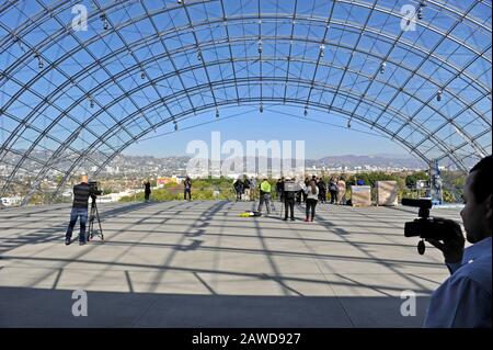 Los Angeles, CA, USA. Februar 2020. Aussichtsplattform auf dem Sphäre Building mit Blick auf Los Angeles und die Hollywood Hills im Academy Museum of Motion Pictures, das kurz vor der Fertigstellung in Los Angeles, Kalifornien, steht. 7. Februar 2020 Credit: Robert Landau/Alamy Live News Stockfoto