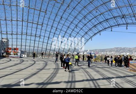 Los Angeles, CA, USA. Februar 2020. Aussichtsplattform auf dem Sphäre Building mit Blick auf Los Angeles und die Hollywood Hills im Academy Museum of Motion Pictures, das kurz vor der Fertigstellung in Los Angeles, Kalifornien, steht. 7. Februar 2020 Credit: Robert Landau/Alamy Live News Stockfoto