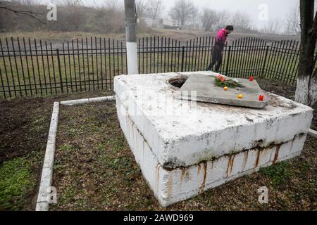 Popesti Leordeni, Rumänien - 20. Dezember 2019: Das Mannloch, in dem die Asche der verbrannten Leichen von Opfern aus Temisoara während der rumänischen Revoluti steht Stockfoto