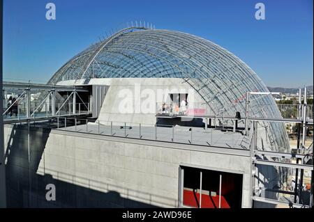 Los Angeles, CA, USA. Februar 2020. Worker on the Sphere Building im Academy Museum of Motion Pictures, das sich der Fertigstellung in Los Angeles, Kalifornien, nähert. 7. Februar 2020 Credit: Robert Landau/Alamy Live News Stockfoto