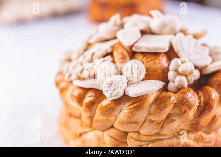 Dekoriert Brot für die Feier ein Heiligen orthodoxen Glauben. Serbischen Tradition und kulturelles Erbe. Stockfoto