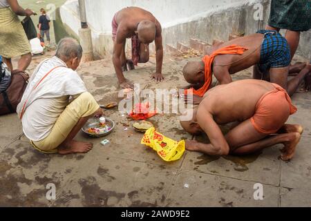 Indische Menschen führen am Morgen in der Nähe von Hooghly oder Ganga River hinduistische religiöse Rituale durch. Kolkata. Indien Stockfoto