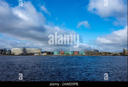 April 2018 Riga, Lettland. Fahnenmast mit der Riesenfahne von Lettland am Ufer der Daugava. Stockfoto