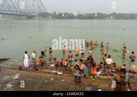 Indische Menschen baden morgens im Fluss Hooghly oder Ganga. Kolkata. Indien Stockfoto