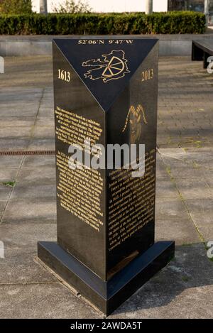 Meilensteindenkmal mit der Karte der Grafschaft Kerry und den Längen- und Breitengraden für die genaue geografische Lage von Killorglin, Irland Stockfoto