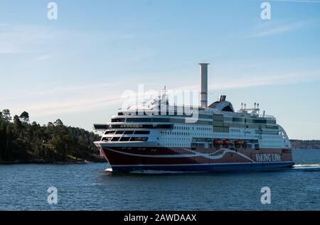 April 2019, Stockholm, Schweden. Schnelle Personen- und Autofähren der finnischen Seefahrt betreffen die Wikingerlinie Viking Grace, die mit drehsai ausgestattet ist Stockfoto