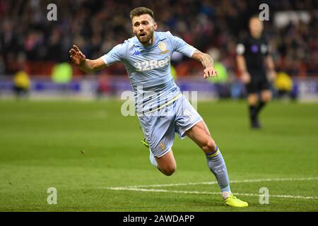 Nottingham, Großbritannien. Februar 2020. Stuart Dallas (15) von Leeds United beim Sky Bet Championship Match zwischen Nottingham Forest und Leeds United am City Ground, Nottingham am Samstag, 8. Februar 2020. (Kredit: Jon Hobley / MI News) Foto darf nur für redaktionelle Zwecke in Zeitungen und/oder Zeitschriften verwendet werden, Lizenz für kommerzielle Nutzung erforderlich Credit: MI News & Sport /Alamy Live News Stockfoto