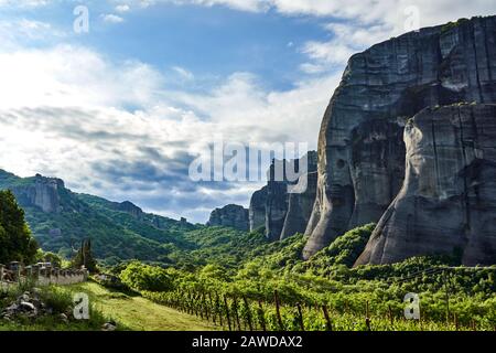 Das erstaunliche Kloster Meteora in Griechenland. Fantastischer Blick auf Berge und grünen Wald gegen epischen blauen Himmel mit Wolken. UNESCO Stockfoto