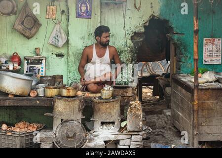 Der indische Mann verkauft Tee Masala Chai auf der Straße in Kalkata. Indien Stockfoto