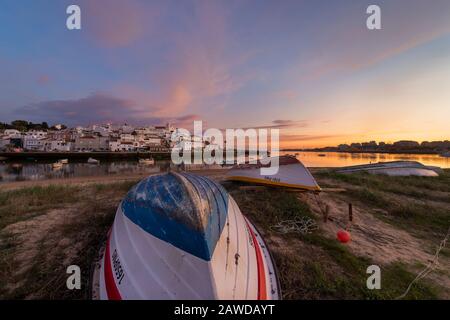 Wunderschönes Fischerdorf Ferragudo an der Algarve in Portugal. Stockfoto