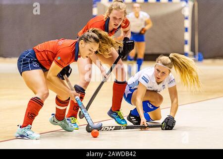 Rotterdam, 08-02-2020, Topsportcentrum Rotterdam, Finale Nederlands Kampioenschap Zaalhockey Hoofdklasse Dames. Mila Muyselaar und Gabrielle Mosch während des Spiels Kampong - Laren. Stockfoto