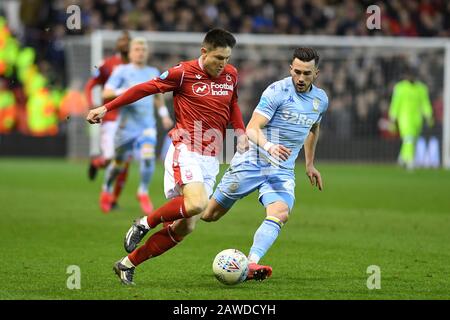 Nottingham, Großbritannien. Februar 2020. Joe Lolley (23) aus Nottingham Forest kämpft mit Jack Harrison (22) aus Leeds United beim Sky Bet Championship Match zwischen Nottingham Forest und Leeds United am City Ground, Nottingham am Samstag, 8. Februar 2020. (Kredit: Jon Hobley / MI News) Foto darf nur für redaktionelle Zwecke in Zeitungen und/oder Zeitschriften verwendet werden, Lizenz für kommerzielle Nutzung erforderlich Credit: MI News & Sport /Alamy Live News Stockfoto