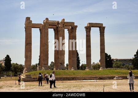 Athen, GRIECHENLAND - 18. MAI 2019: Touristen besuchen Tempel des olympischen Zeus oder Olympieion oder Säulen des olympischen Zeus ist ein Denkmal Griechenlands und Stockfoto