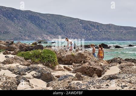 Crete, GRIECHENLAND - 19. MAI 2019: Touristen genießen den fantastischen Elafonissi Beach auf der Insel Crete, Griechenland. Der malerische Ort ist für seine rosafarbenen Sandstrände bekannt. "Na, Stockfoto