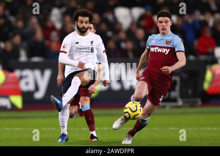 Mohamed Salah aus Liverpool und Declan Rice aus West Ham United im Rahmen des Premier-League-Spiels zwischen West Ham United und Liverpool im Londoner Stadion.(Endstand; West Ham United 0:2 Liverpool) Stockfoto