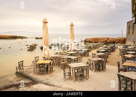 Chania, Crete, Griechenland. Mai 2019. Restaurant am Ufer Des Venetian Harbour in Chania, Westkreta im Sommer. Stockfoto