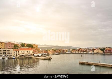 Die berühmte hafenbucht am Hafen von Chania Altstadt, auf der Insel Crete, Griechenland im Sommer Stockfoto