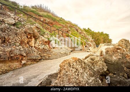 Alte Treppen zum Strand in Chania, Crete, Griechenland im Sommer Stockfoto