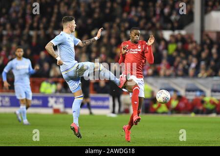 Nottingham, Großbritannien. Februar 2020. Ben White (5) von Leeds United fouls Adama Diakhaby (14) aus Nottingham Forest beim Sky Bet Championship Match zwischen Nottingham Forest und Leeds United am City Ground, Nottingham am Samstag, 8. Februar 2020. (Kredit: Jon Hobley / MI News) Foto darf nur für redaktionelle Zwecke in Zeitungen und/oder Zeitschriften verwendet werden, Lizenz für kommerzielle Nutzung erforderlich Credit: MI News & Sport /Alamy Live News Stockfoto
