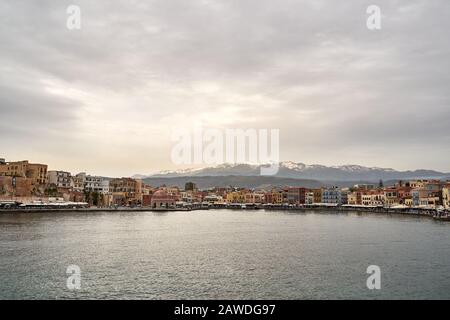 Die berühmte hafenbucht am Hafen von Chania Altstadt, auf der Insel Crete, Griechenland im Sommer Stockfoto