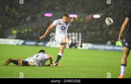 Murrayfield, Edinburgh.Scotland, Großbritannien. Februar 2020. Guinness Six Nations Test Match Schottland gegen England. Englands Owen Farrell startet nach dem Versuch die Konversion. Kredit: Eric mccowat/Alamy Live News Stockfoto