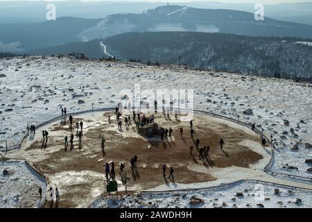 08. Februar 2020, Sachsen-Anhalt, Wernigerode: Touristen stehen auf dem Brockengipfel. Foto: Klaus-Dietmar Gabbert / dpa-Zentralbild / ZB Stockfoto