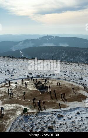 08. Februar 2020, Sachsen-Anhalt, Wernigerode: Touristen stehen auf dem Brockengipfel. Foto: Klaus-Dietmar Gabbert / dpa-Zentralbild / ZB Stockfoto