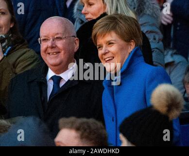 Edinburgh, Großbritannien. Februar 2020. Rugby Union - Murrayfield Stadium, Edinburgh, Schottland, UK Pic Shows: Scotland First Minister, Nicola Sturgeon, und ihr Ehemann, Peter Murrell, teilen einen Moment vor dem Start als Schottland Gastgeber für England bei der 6 Nations Championship 2020 im Murrayfield Stadium, Edinburgh am 8. Februar 2020. ( Credit: Ian Jacobs/Alamy Live News Stockfoto